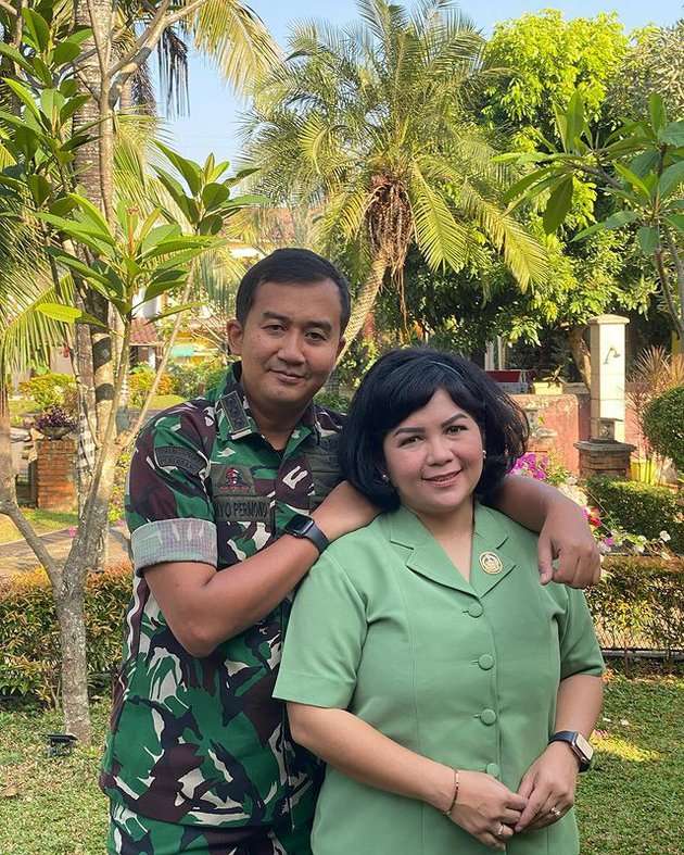 Potret Joy Tobing Kenakan Baju Persit, Cantik Banget!