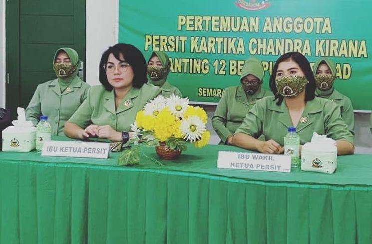 Potret Joy Tobing Kenakan Baju Persit, Cantik Banget!