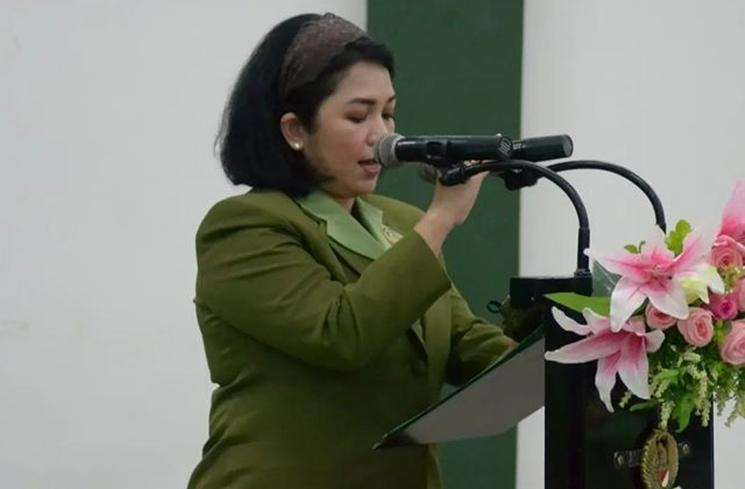 Potret Joy Tobing Kenakan Baju Persit, Cantik Banget!