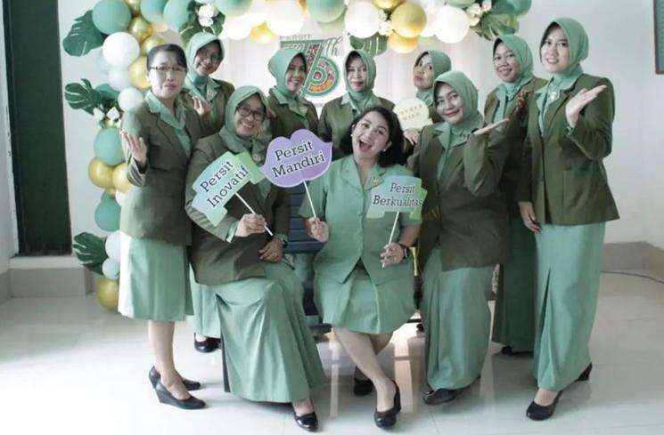 Potret Joy Tobing Kenakan Baju Persit, Cantik Banget!