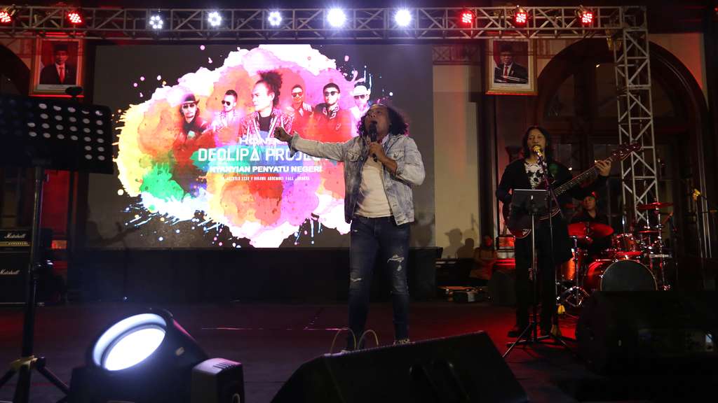 Mantan Kuasa Hukum Bharada E, Deolipa Yumara Banting Setir Jadi Anak Band