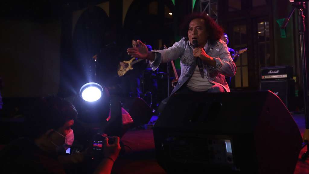 Mantan Kuasa Hukum Bharada E, Deolipa Yumara Banting Setir Jadi Anak Band