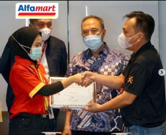 Aksinya Pergoki Pengutil Cokelat Viral, Nasib Karyawan Alfamart Ini Berubah Drastis, Endingnya Bikin Haru!