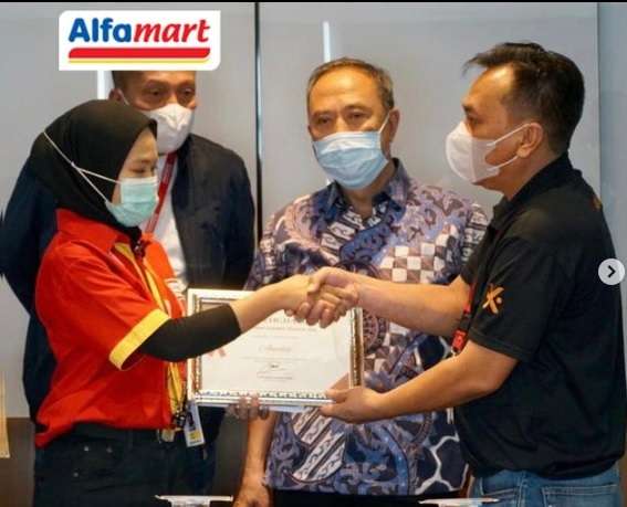 Aksinya Pergoki Pengutil Cokelat Viral, Nasib Karyawan Alfamart Ini Berubah Drastis, Endingnya Bikin Haru!