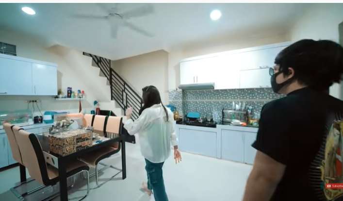Potret Rumah Mewah Ayu Ting Ting, Ternyata Dalam Gang Sempit, Mobil Nggak Bisa Lewat!