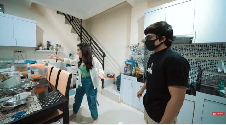 Potret Rumah Mewah Ayu Ting Ting, Ternyata Dalam Gang Sempit, Mobil Nggak Bisa Lewat!