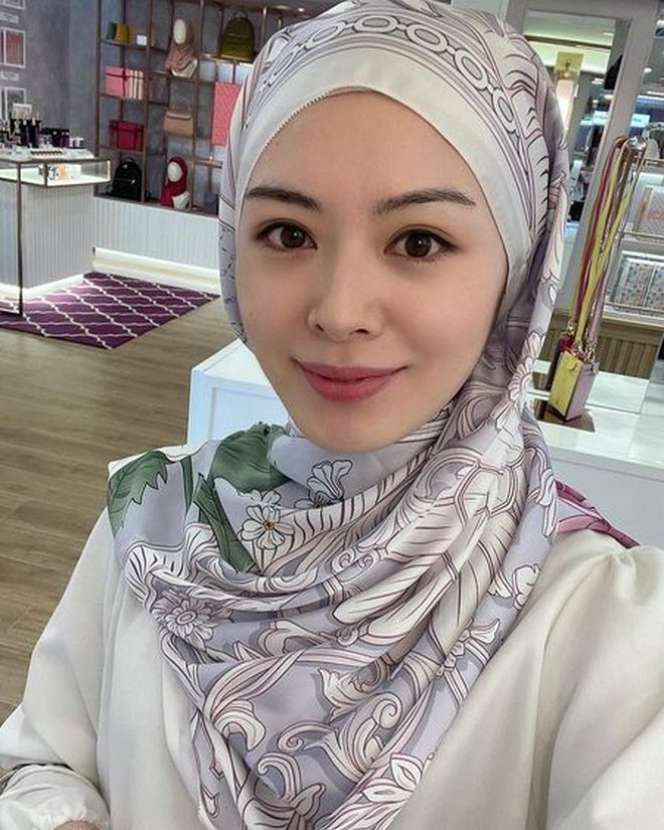 Sempat Dituding Lepas Hijab, Potret Ayana Moon Kembali Tampil Syari