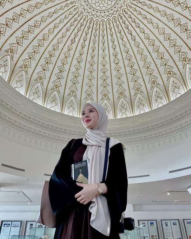 Sempat Dituding Lepas Hijab, Potret Ayana Moon Kembali Tampil Syari