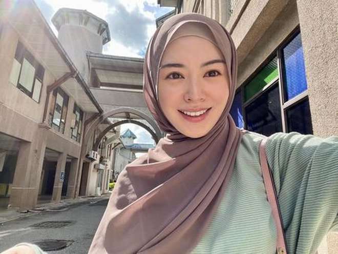 Sempat Dituding Lepas Hijab, Potret Ayana Moon Kembali Tampil Syari