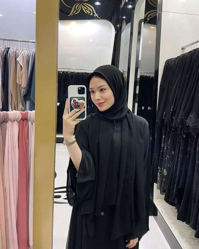 Sempat Dituding Lepas Hijab, Potret Ayana Moon Kembali Tampil Syari