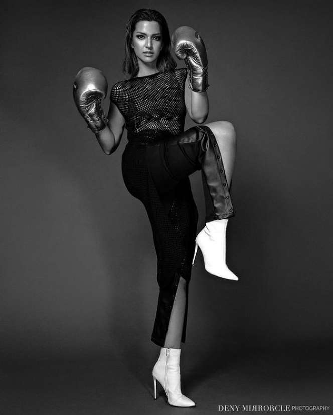 Potret Photoshoot Terbaru Nia Ramadhani, Parasnya Disebut Mirip Kendall Jenner!