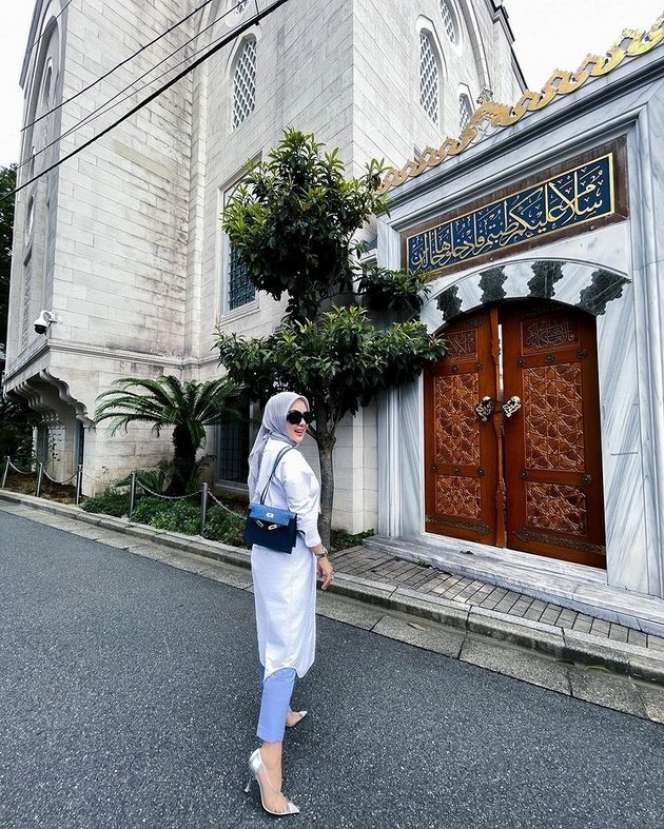 Potret Syahrini dan Reino Barack Mampir di Masjid Camii Tempat Akad Nikah Mereka, Warganet Salfok Lihat Tas Mewahnya!