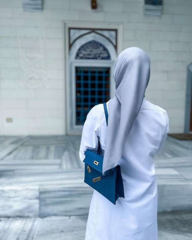 Potret Syahrini dan Reino Barack Mampir di Masjid Camii Tempat Akad Nikah Mereka, Warganet Salfok Lihat Tas Mewahnya!