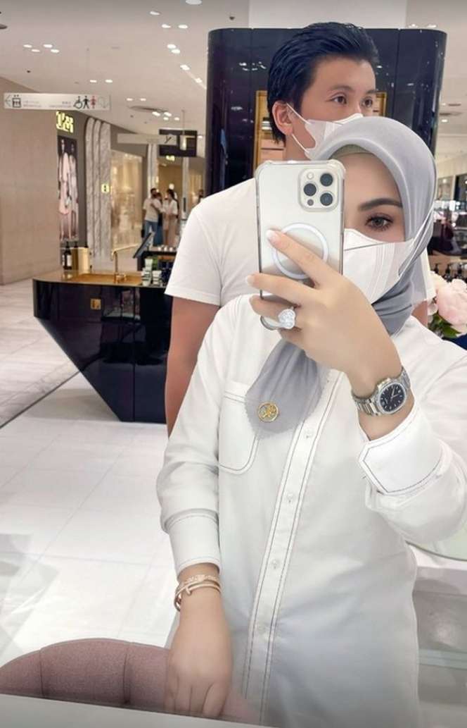 Potret Syahrini dan Reino Barack Mampir di Masjid Camii Tempat Akad Nikah Mereka, Warganet Salfok Lihat Tas Mewahnya!