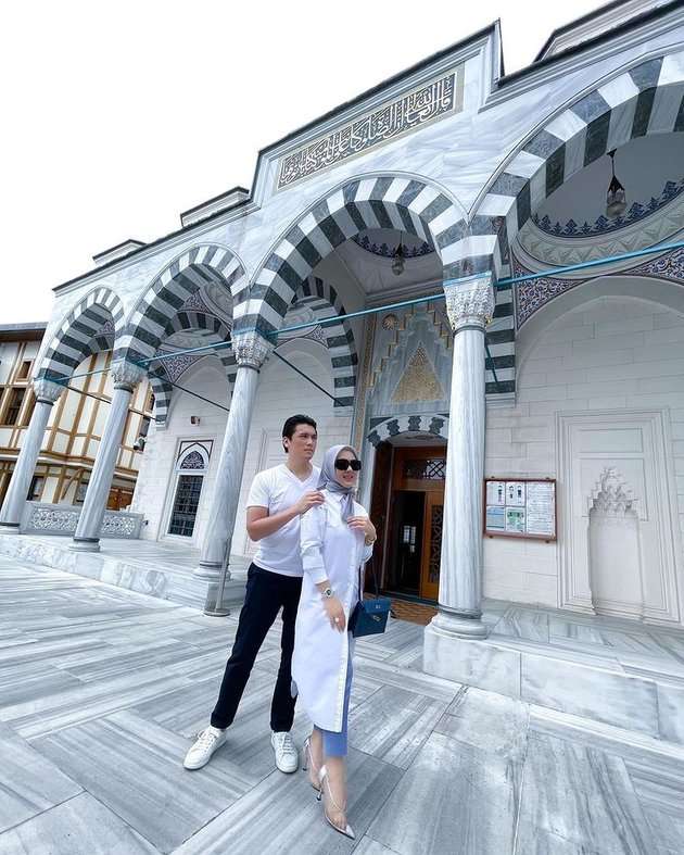 Potret Syahrini dan Reino Barack Mampir di Masjid Camii Tempat Akad Nikah Mereka, Warganet Salfok Lihat Tas Mewahnya!