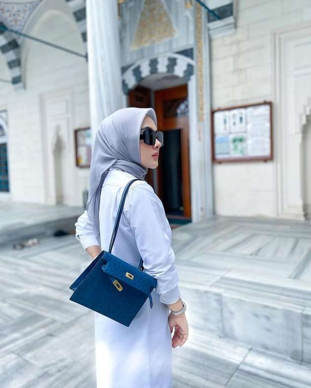 Potret Syahrini dan Reino Barack Mampir di Masjid Camii Tempat Akad Nikah Mereka, Warganet Salfok Lihat Tas Mewahnya!