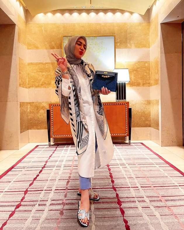 Potret Syahrini dan Reino Barack Mampir di Masjid Camii Tempat Akad Nikah Mereka, Warganet Salfok Lihat Tas Mewahnya!