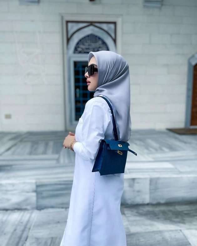 Potret Syahrini dan Reino Barack Mampir di Masjid Camii Tempat Akad Nikah Mereka, Warganet Salfok Lihat Tas Mewahnya!
