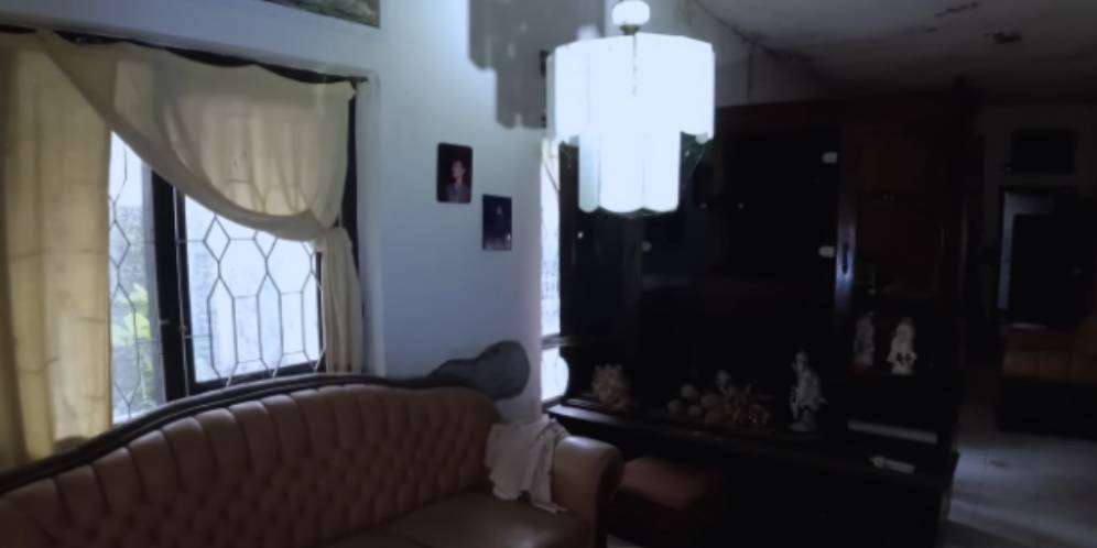 Rumah Mewah Terbengkalai Milik Jenderal, di Ruang Tamu Terdapat Foto Soeharto