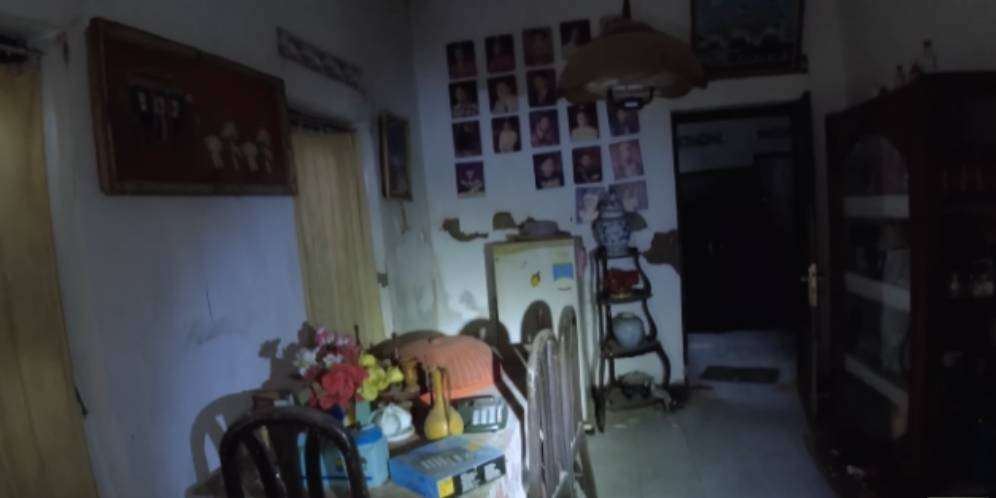 Rumah Mewah Terbengkalai Milik Jenderal, di Ruang Tamu Terdapat Foto Soeharto