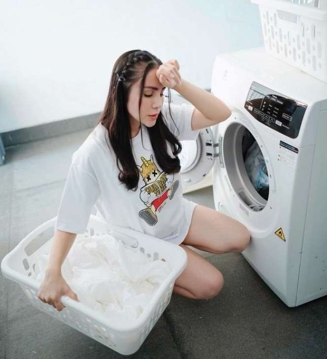 Potret Seleb Cuci Baju Sendiri Tanpa ART, Nagita Slavina Pakai Wastafel!