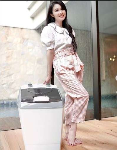 Potret Seleb Cuci Baju Sendiri Tanpa ART, Nagita Slavina Pakai Wastafel!