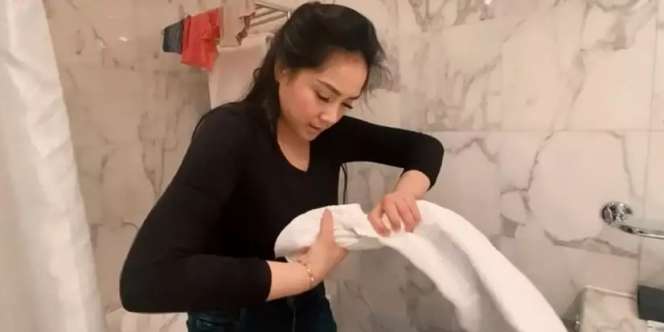 Potret Seleb Cuci Baju Sendiri Tanpa ART, Nagita Slavina Pakai Wastafel!