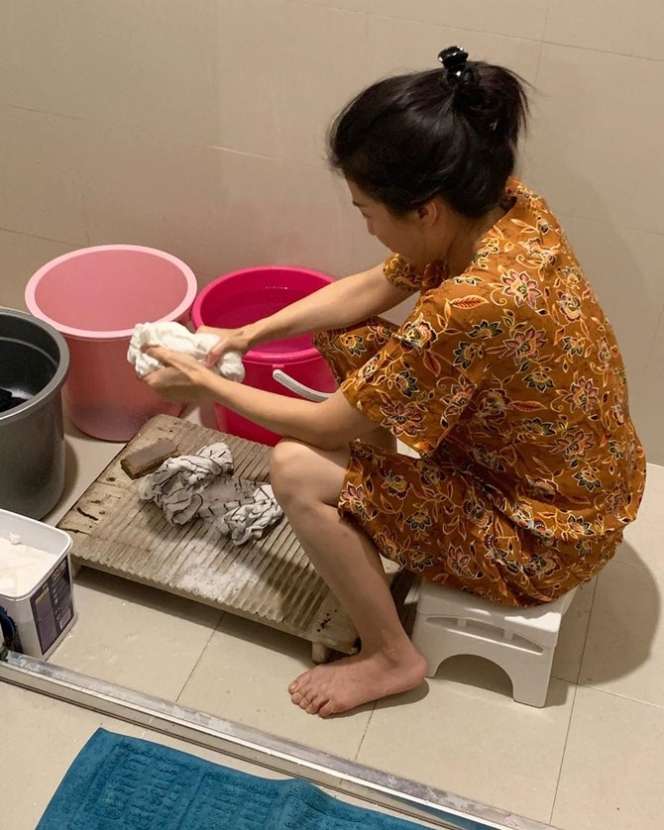 Potret Seleb Cuci Baju Sendiri Tanpa ART, Nagita Slavina Pakai Wastafel!
