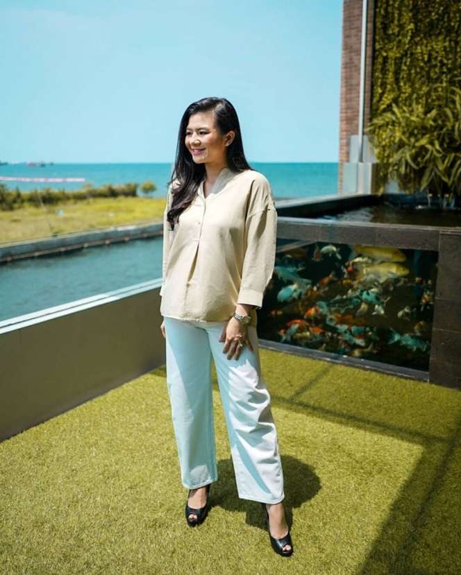 7 Potret Rumah Artis di Tepi Pantai, Milik Luna Maya Mengadap Samudera, Atapnya dari Daun! 