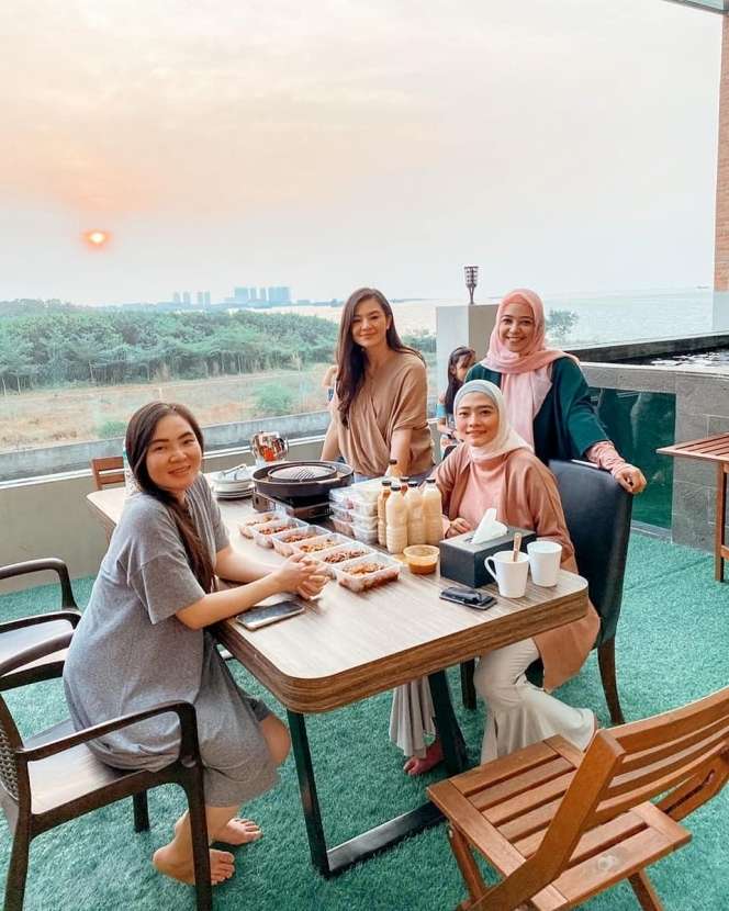 7 Potret Rumah Artis di Tepi Pantai, Milik Luna Maya Mengadap Samudera, Atapnya dari Daun! 