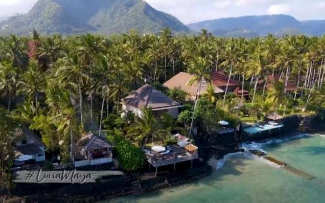 7 Potret Rumah Artis di Tepi Pantai, Milik Luna Maya Mengadap Samudera, Atapnya dari Daun! 