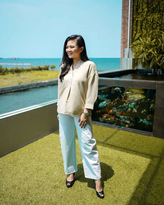7 Potret Rumah Artis di Tepi Pantai, Milik Luna Maya Mengadap Samudera, Atapnya dari Daun! 