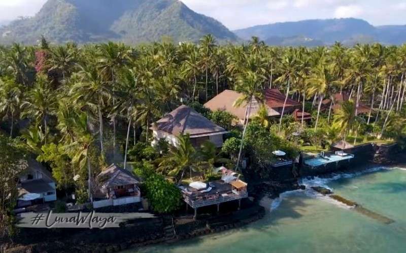 7 Potret Rumah Artis di Tepi Pantai, Milik Luna Maya Mengadap Samudera, Atapnya dari Daun! 