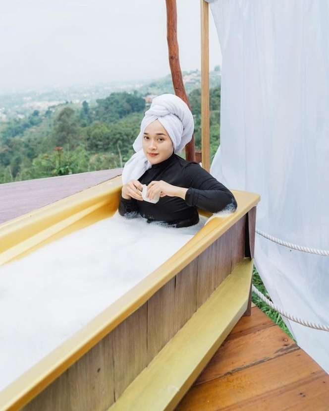 Potret Ririe Fairus Berendam di Bak Terbuka, Aksinya Ganti Hijab Jadi Sorotan