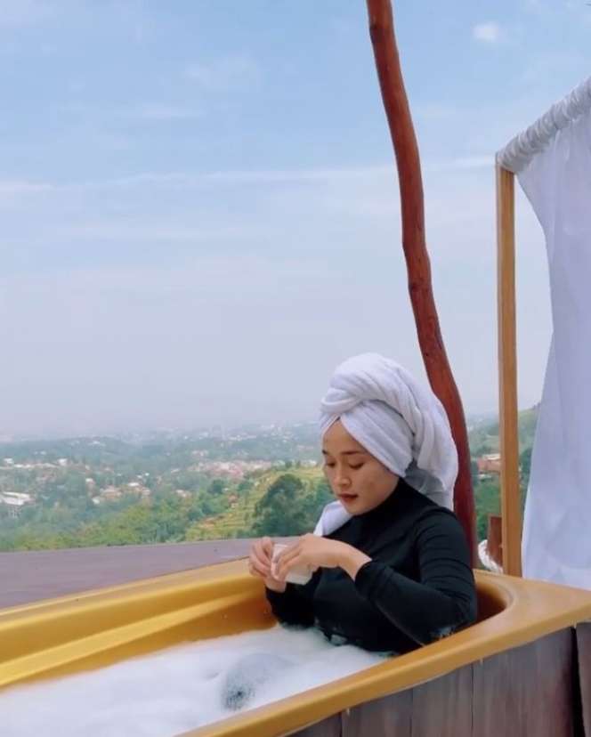 Potret Ririe Fairus Berendam di Bak Terbuka, Aksinya Ganti Hijab Jadi Sorotan