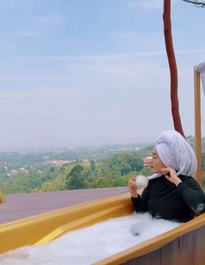 Potret Ririe Fairus Berendam di Bak Terbuka, Aksinya Ganti Hijab Jadi Sorotan