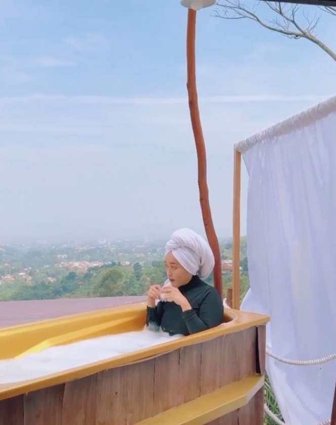 Potret Ririe Fairus Berendam di Bak Terbuka, Aksinya Ganti Hijab Jadi Sorotan