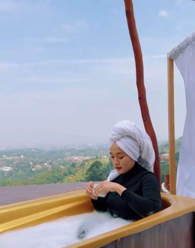 Potret Ririe Fairus Berendam di Bak Terbuka, Aksinya Ganti Hijab Jadi Sorotan