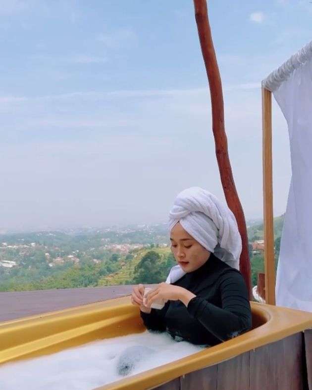 Potret Ririe Fairus Berendam di Bak Terbuka, Aksinya Ganti Hijab Jadi Sorotan