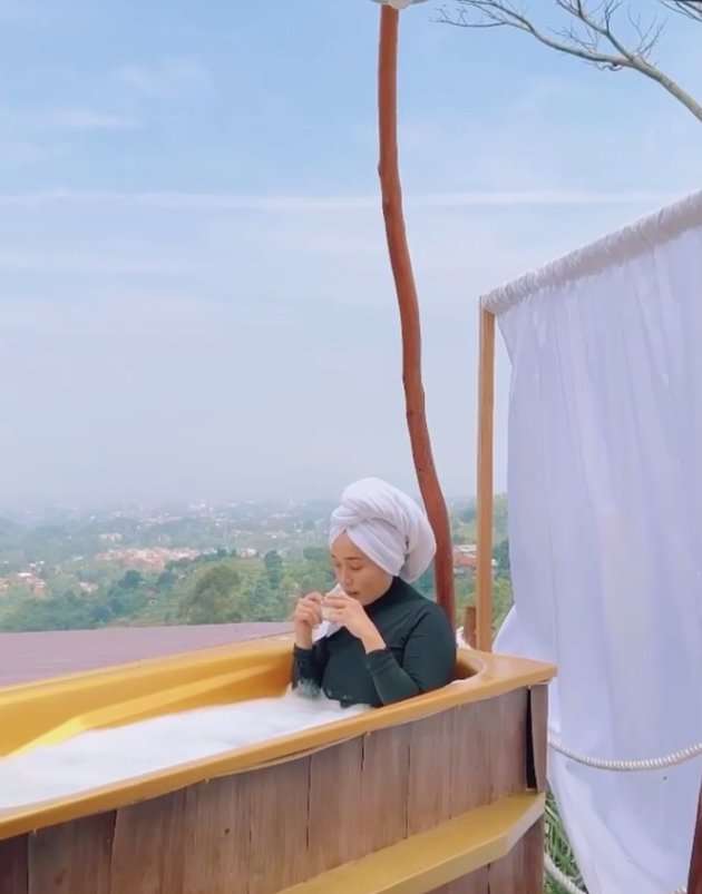 Potret Ririe Fairus Berendam di Bak Terbuka, Aksinya Ganti Hijab Jadi Sorotan