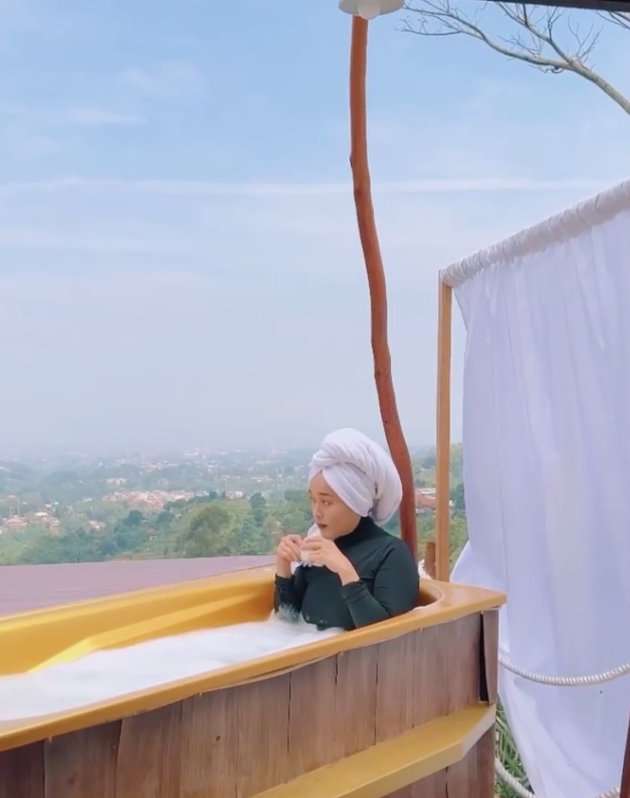 Potret Ririe Fairus Berendam di Bak Terbuka, Aksinya Ganti Hijab Jadi Sorotan