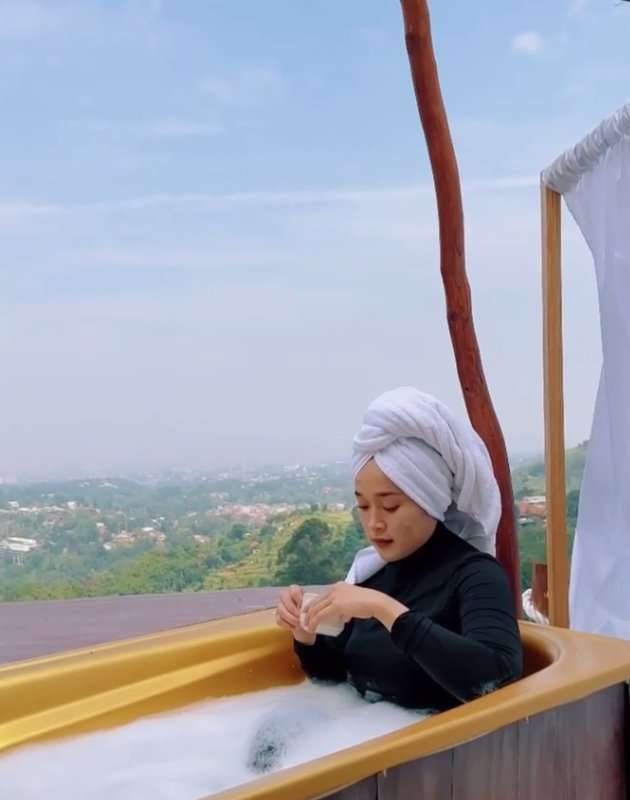 Potret Ririe Fairus Berendam di Bak Terbuka, Aksinya Ganti Hijab Jadi Sorotan