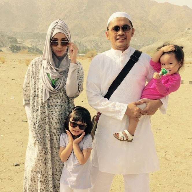 Potret 7 Bayi Artis Ikut Umrah, Gemas dan Khusyuk!