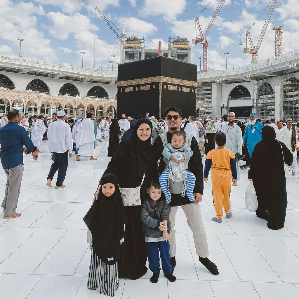 Potret 7 Bayi Artis Ikut Umrah, Gemas dan Khusyuk!
