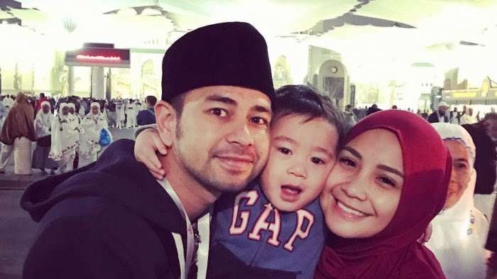 Potret 7 Bayi Artis Ikut Umrah, Gemas dan Khusyuk!