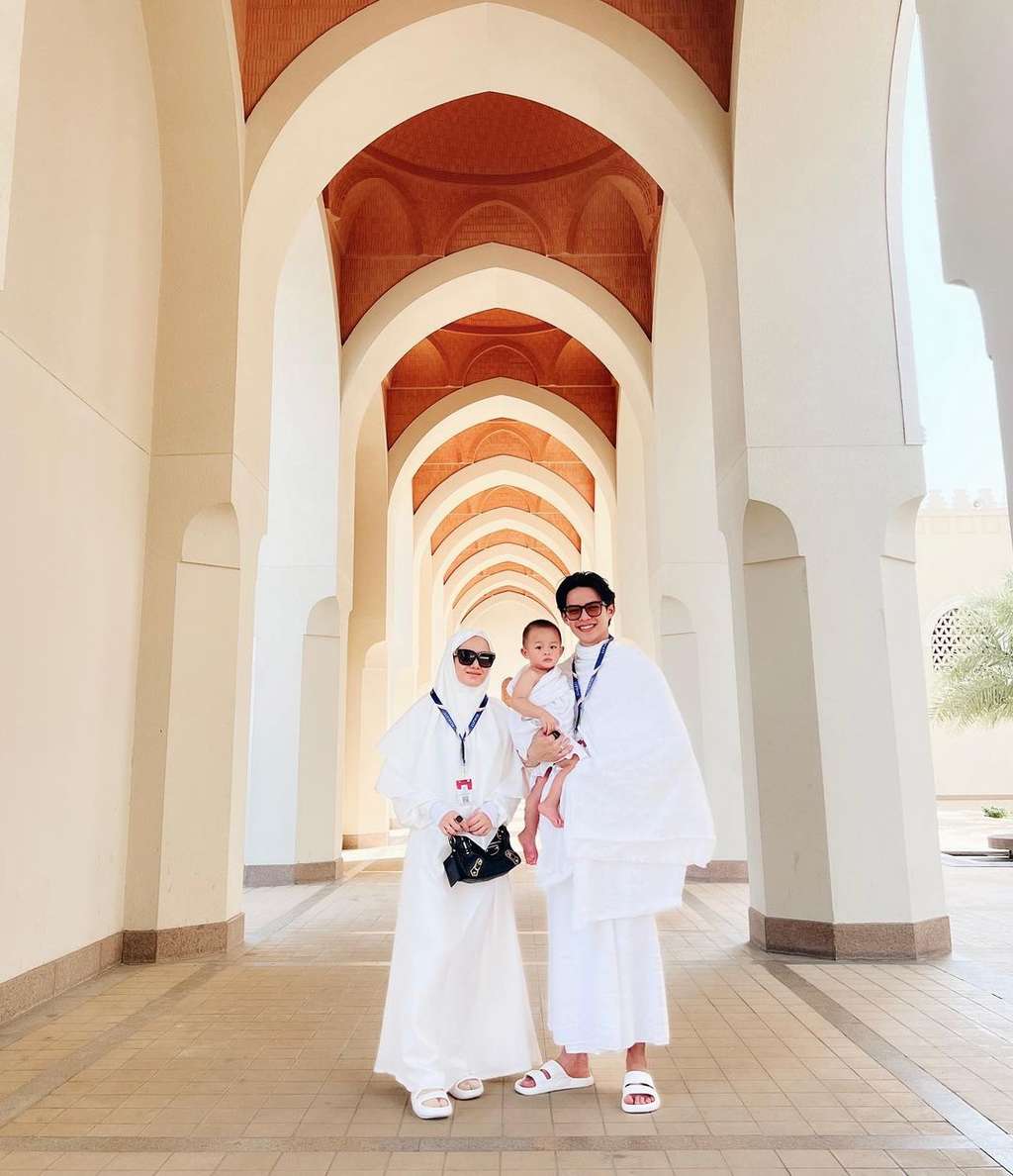 Potret 7 Bayi Artis Ikut Umrah, Gemas dan Khusyuk!