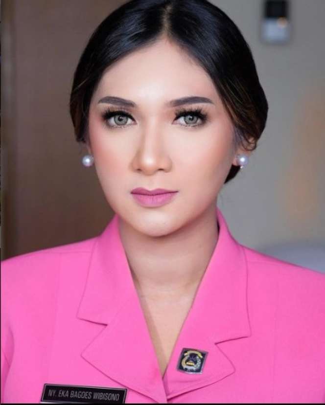 Masih Ingat Briptu Eka Frestya Polwan Cantik yang Hits Beritakan Lalu Lintas? Ternyata Kini Jadi Istri Kapolres!