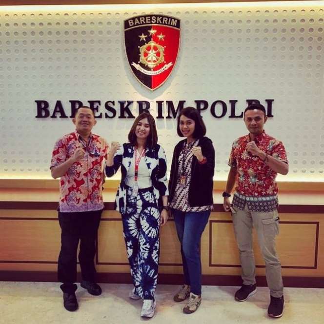 Masih Ingat Briptu Eka Frestya Polwan Cantik yang Hits Beritakan Lalu Lintas? Ternyata Kini Jadi Istri Kapolres!
