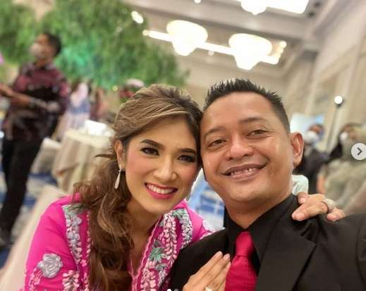 Masih Ingat Briptu Eka Frestya Polwan Cantik yang Hits Beritakan Lalu Lintas? Ternyata Kini Jadi Istri Kapolres!