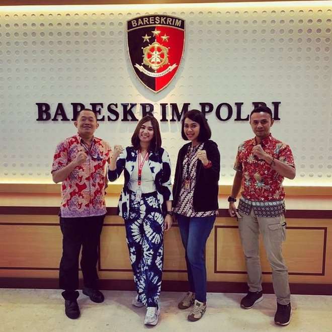 Masih Ingat Briptu Eka Frestya Polwan Cantik yang Hits Beritakan Lalu Lintas? Ternyata Kini Jadi Istri Kapolres!